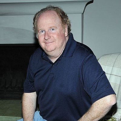 David Jolliffe poasing for a photo shoot. 